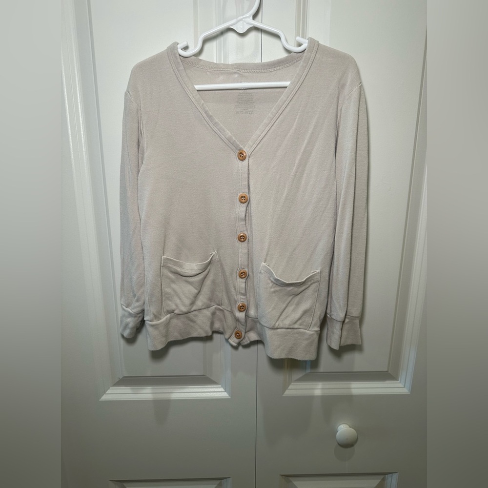Kyte BABY Bamboo Oatmeal Cardigan Size 5T Gender neutral with wood buttons